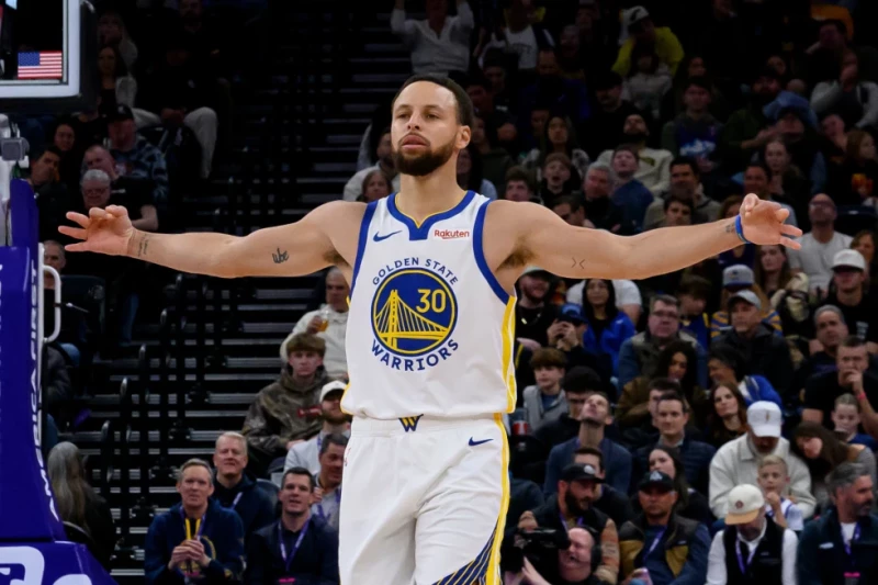 Stephen Curry, de los Warriors, festeja un triple en el encuentro ante el Jazz de Utah, el 28 de enero de 2026.