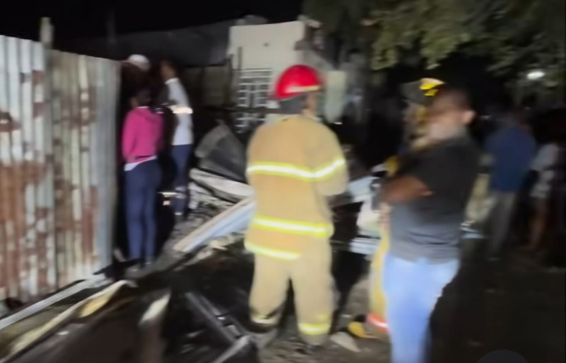 Bomberos asisten a la residencia que sufrió en siniestro en Baní.
