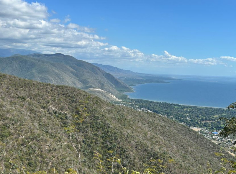 El Lago Enriquillo es el umbral simbólico del sur profundo. A su  alrededor la naturaleza dicta sus propias reglas y su presencia invita a detenerse, observar y conectar con el destino.