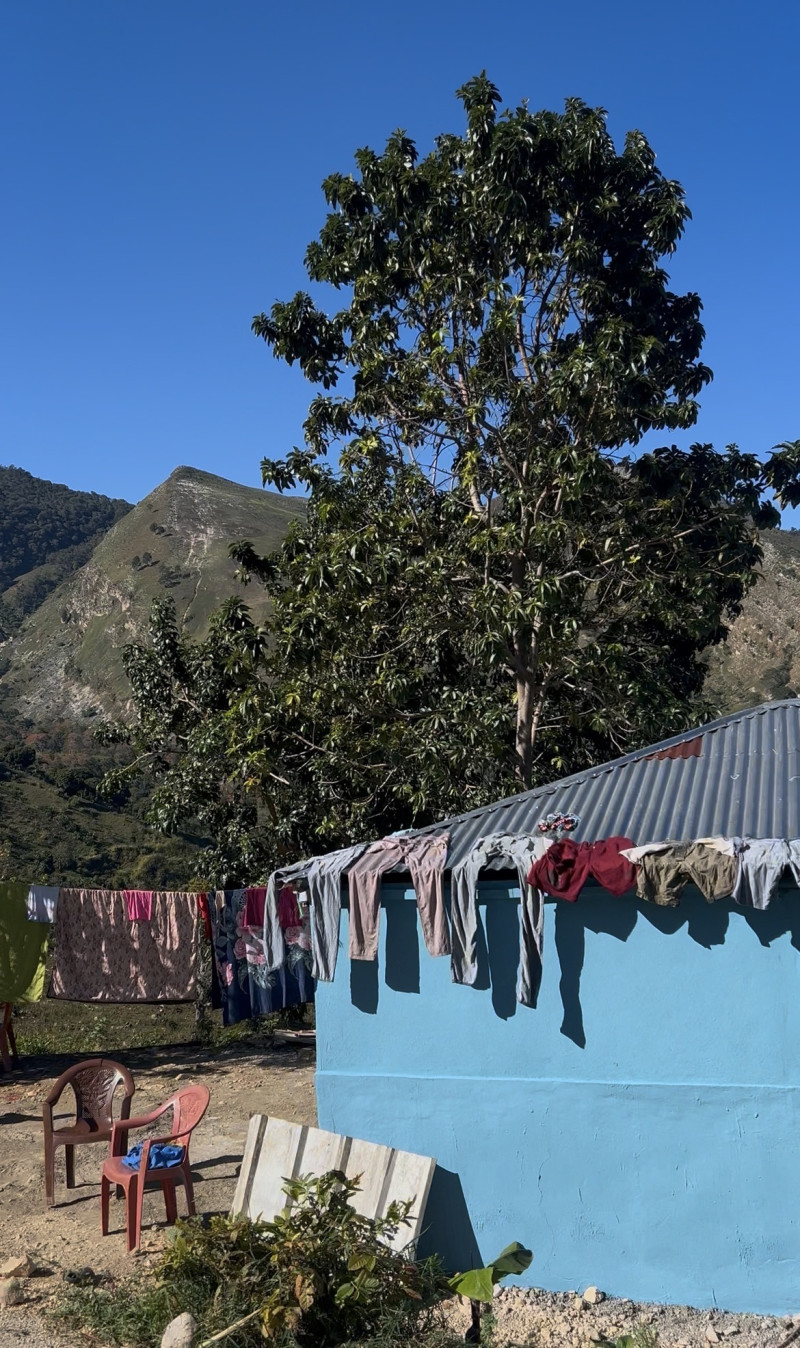 La belleza del paisaje conmueve, pero no logra ocultar la realidad de las comunidades que lo habitan. La pobreza se asoma recordando que el sur también necesita atención, oportunidades y futuro.