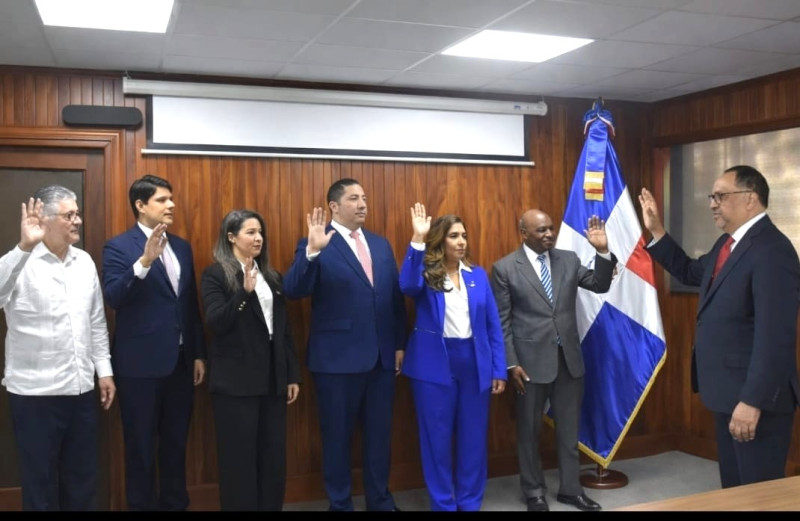 Antoliano Peralta juramenta a los nuevos viceministros de Justicia y al doctor Roberto Santana