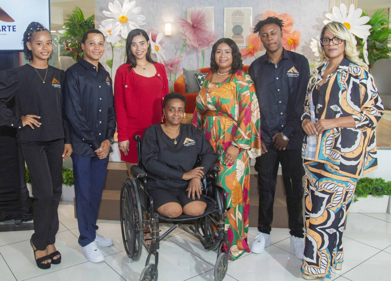 Génesis Pujols, Melvin González, Isabel Ortiz, María Henríquez, Yolenny Castillo Rubén y Miosotis Joaquín.