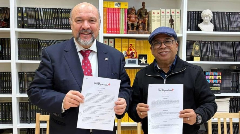 El escritor dominicano Euri Cabral y el presidente del Grupo Editorial Sial Pigmalión, Basilio Rodríguez, cuando se reunieron en Madrid para acordar la edición internacional del libro "Juan Luis Guerra: Compromiso y Poesía".
