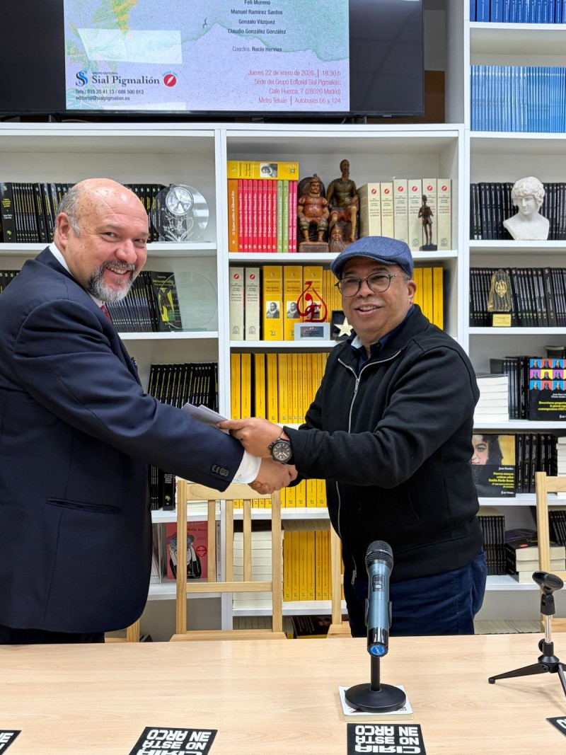 Basilio Rodríguez, del Grupo Editorial Sial Pigmalión, y el escritor dominicano Euri Cabral se saludan tras firmar el acuerdo.