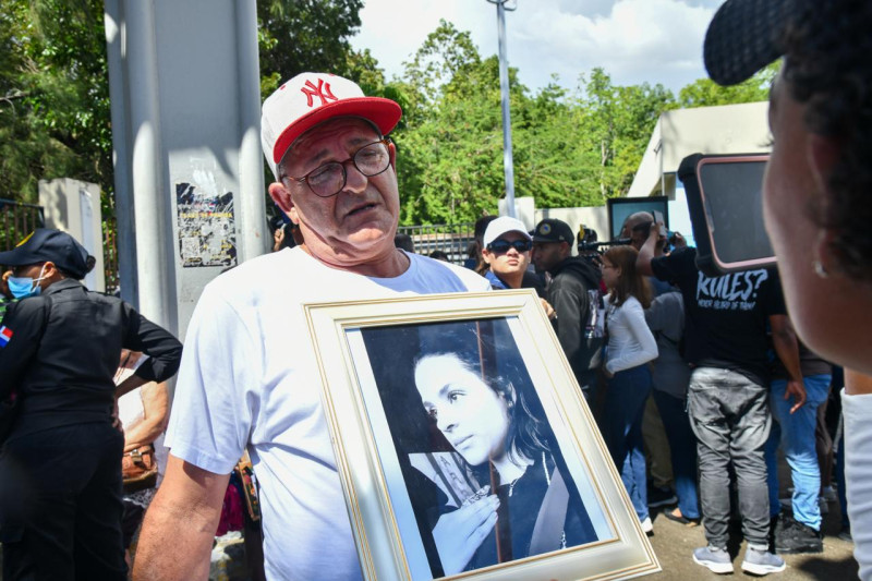 Rafael Navarro muestra una imagen de su hija Evelyn Mariela Navarro de León, fallecida en la tragedia de la discoteca Jet Set.