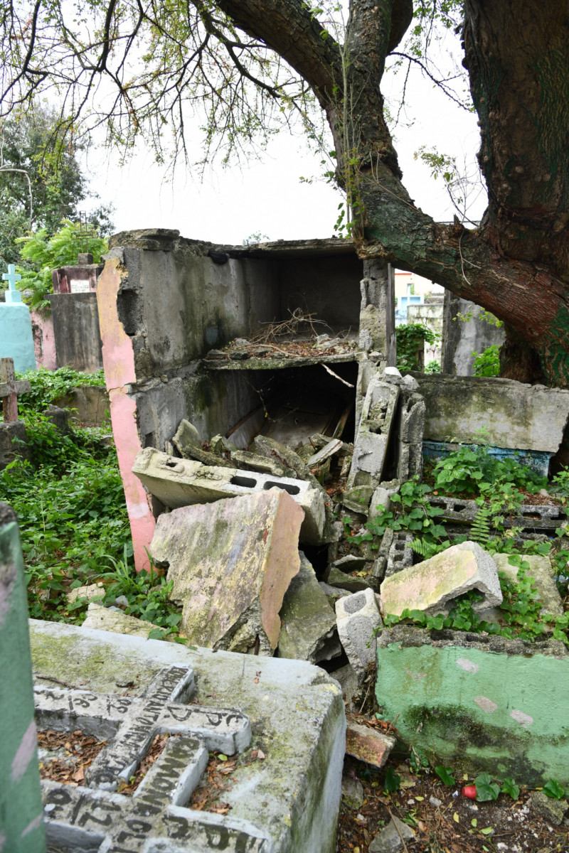 Los nichos abiertos es una escena común en el cementerio de Los Mina.