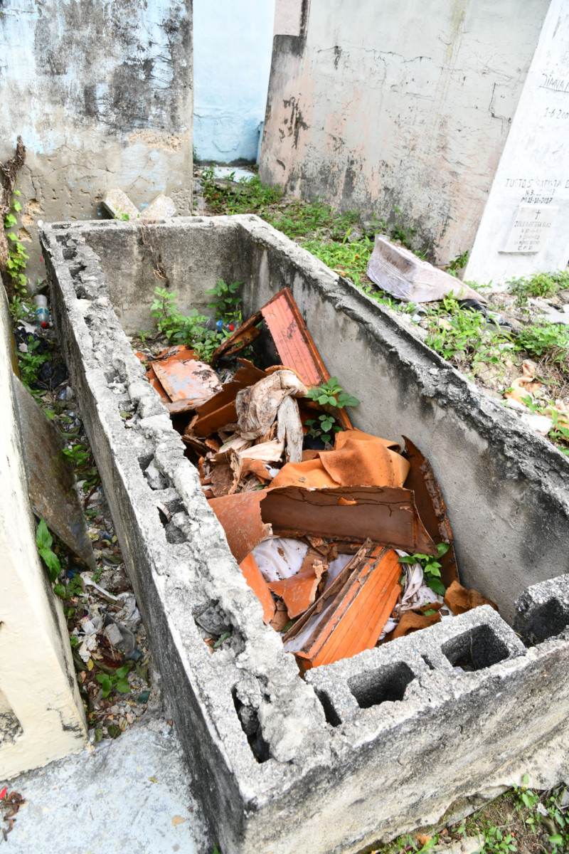 Los espacios habilitados para entierros se usan como zafacones.