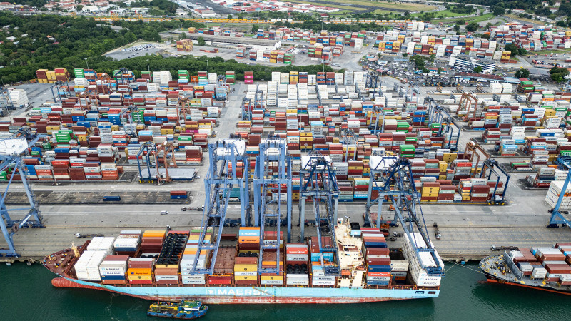 Esta vista aérea muestra el Puerto de Balboa en la entrada del Pacífico del Canal de Panamá, en la Ciudad de Panamá, el 6 de octubre de 2025.