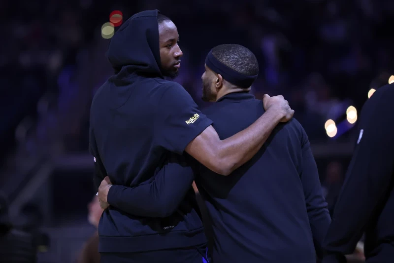 Jonathan Kuminga, a la izquierda, comparte un abrazo con Gary Payton II antes del partido frente a los Heat de Miami en la NBA, el 19 de enero de 2025.