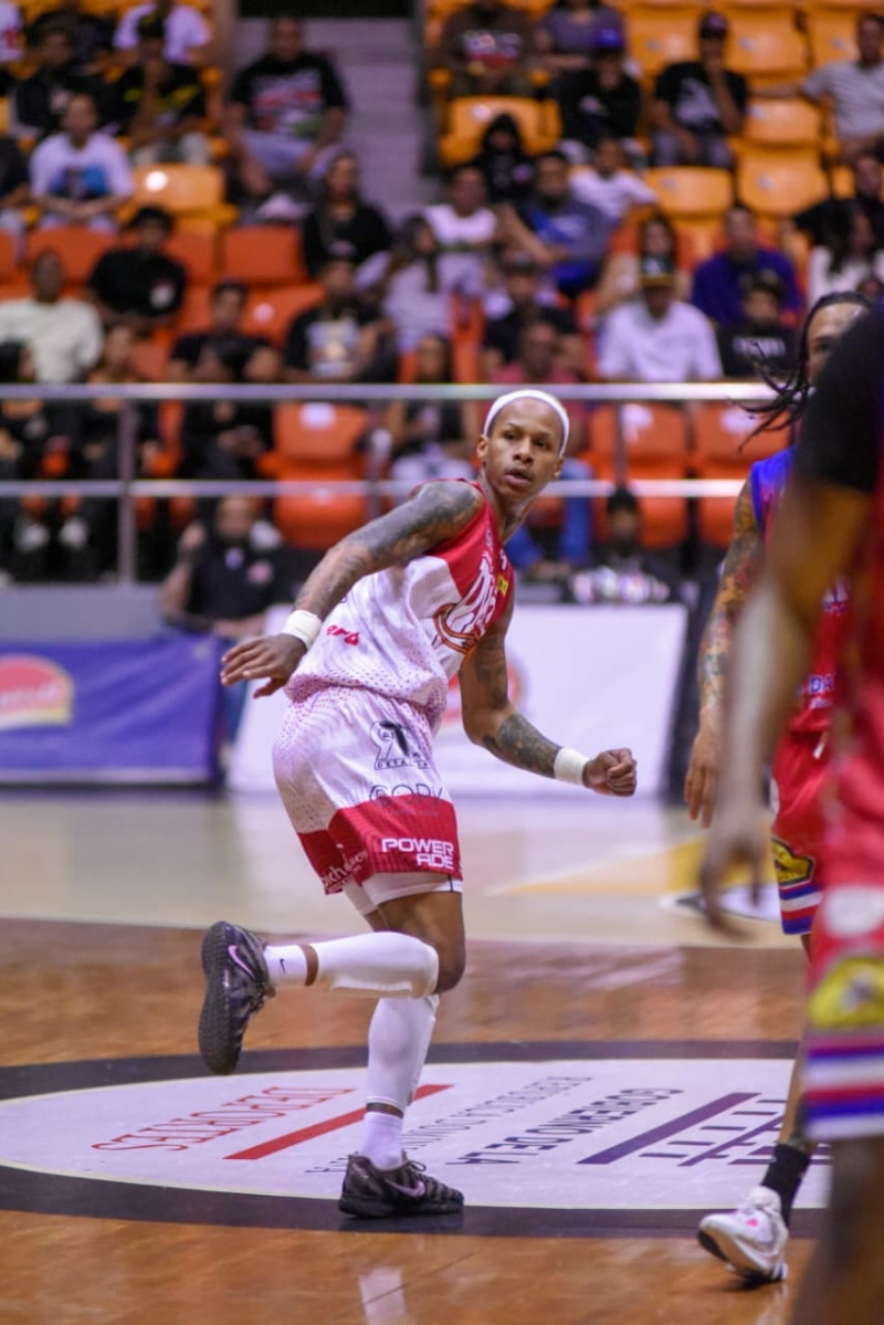 Oliver García, del Plaza Valerio, reacciona tras una acción en el partido del miércoles en el torneo superior de baloncesto de Santiago.