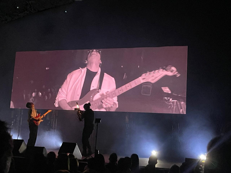 Con el sonido de una Guitarra eléctrica inició el evento