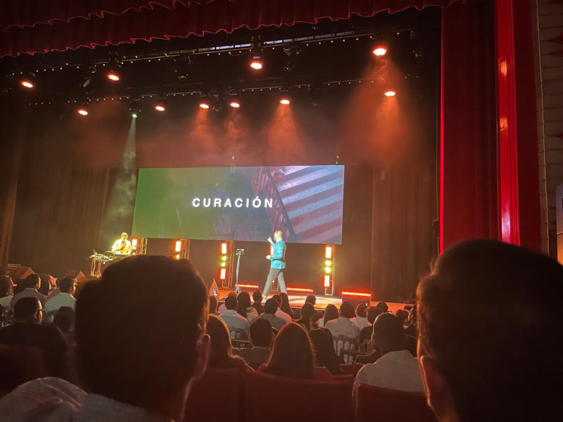 Daniel Habif durante su disertación sobre la curación