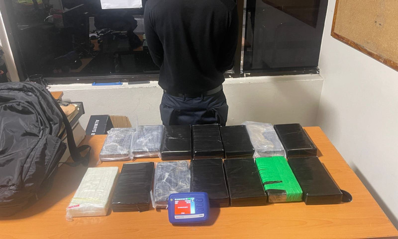 Evidencia de los 14 paquetes de cocaína incautados por la DNCD.