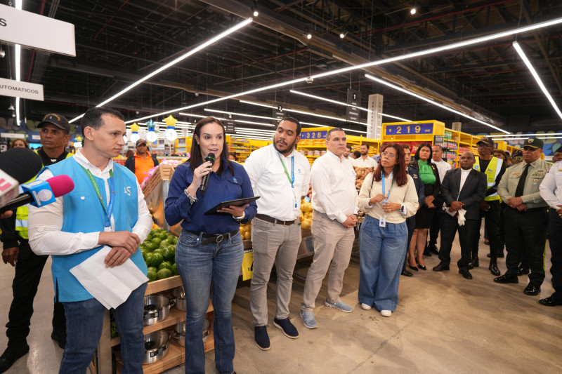 Vanessa Alba Directora Ejecutiva Asuntos y Relaciones Corporativa dando las palabras de bienvenida