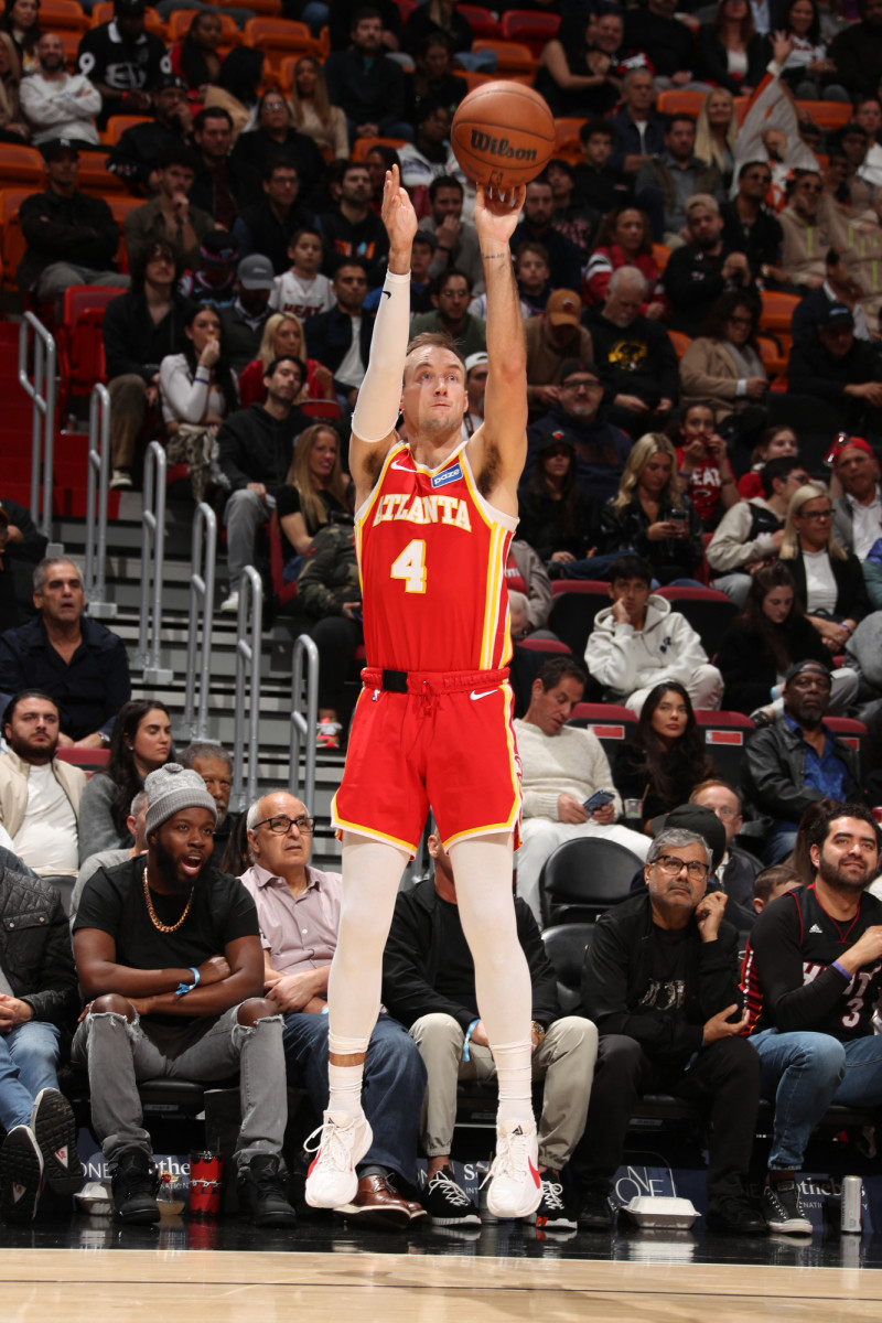 Luke Kennard lanza un triple durante el partido contra los Miami Heat el 3 de febrero de 2026 en el Kaseya Center de Miami, Florida