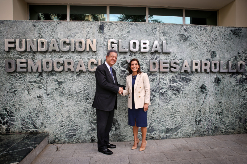 La embajadora de los Estados Unidos, Leah Francis Campos junto al expresidente, Leonel Fernández.
