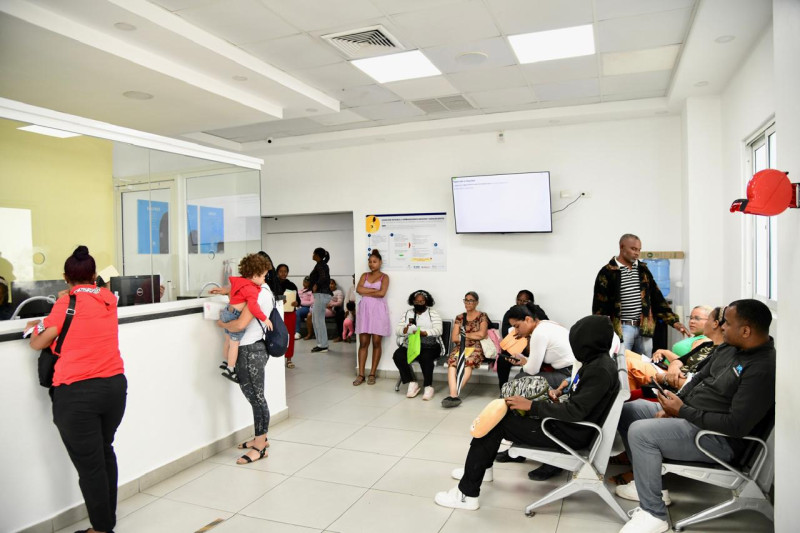 Una gran cantidad de pacientes acude a diario al Hospital de Engombe.