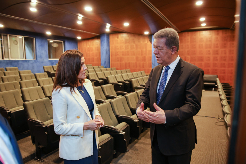 La embajadora de los Estados Unidos en la República Dominicana, Leah Francis Campos junto a  Leonel Fernández en la Fundación Global Democracia y Desarrollo (Funglode).