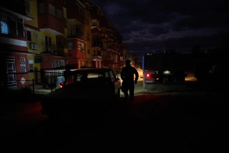 Un hombre camina en la oscuridad durante un corte de energía programado como parte del racionamiento de energía en Santa Cruz del Norte, hogar de una de las plantas termoeléctricas más grandes de Cuba