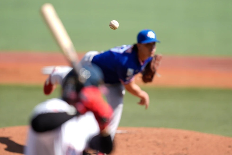 Dereck Rodríguez, de los Cangrejeros de Santurce, lanza durante su labor de abridor frente a Panamá en el partido de la Serie del Caribe, el 5 de febrero de 2026.