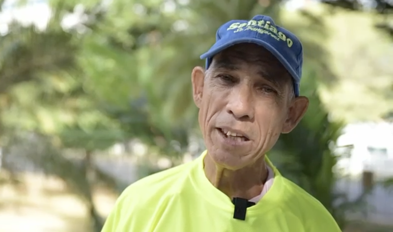 Uno de los doce recolectores de basura de la Alcadía de Santiago, quienes fueron reconocidos por su entrega en la limpieza de la ciudad.