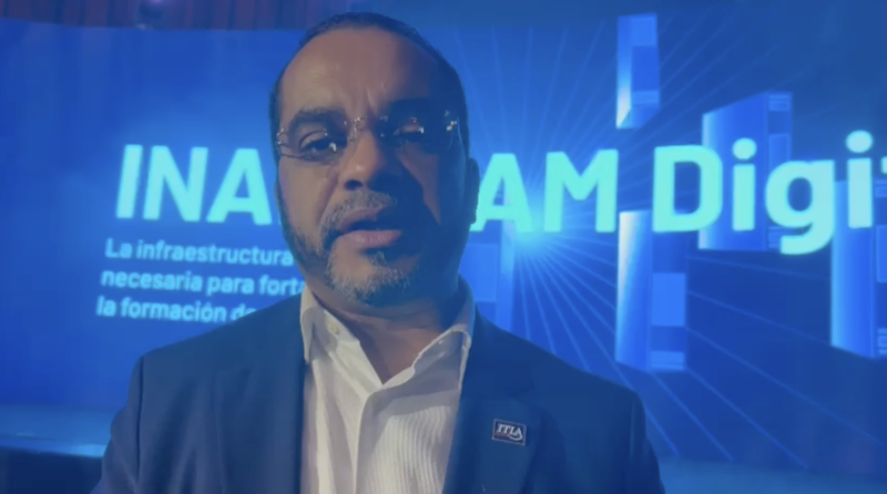 El rector del ITLA, Jimmy Rosario Bernard, habla en el acto de Inafocam donde se anunció la creación de una nueva plataforma digital.