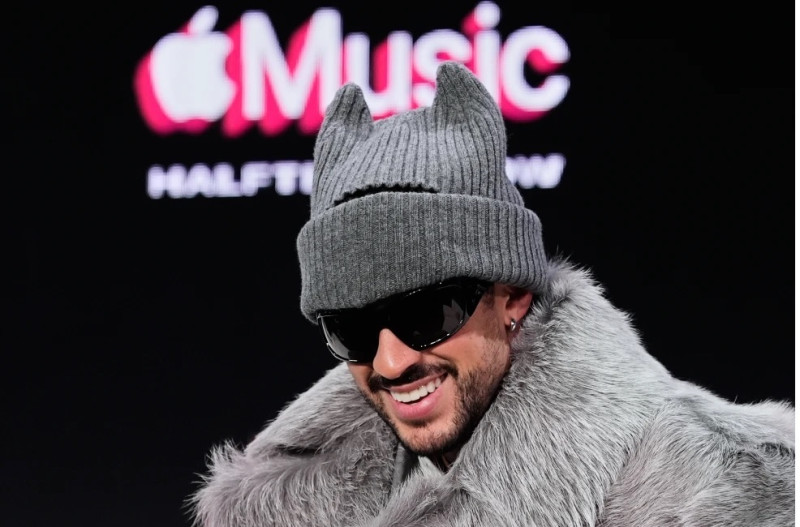 Bad Bunny sonríe durante una conferencia de prensa el jueves 5 de febrero de 2026, en San Francisco, previa al Super Bowl de la NFL.