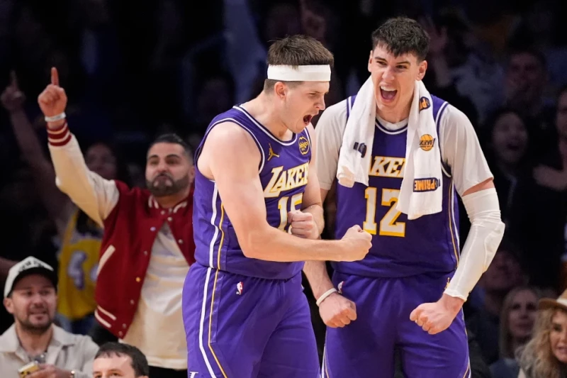 Austin Reaves, de los Lakers, festeja con Jake Laravia tras obligar a una pérdida de balón de los 76ers, el 5 de febrero de 2026.