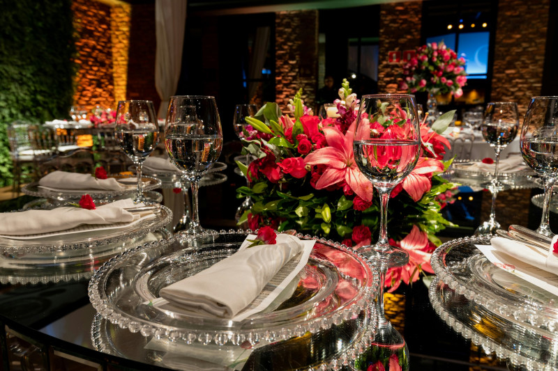 Debemos respetar la manera de ir vestidos a la comida, tal como lo piden los anfitriones.