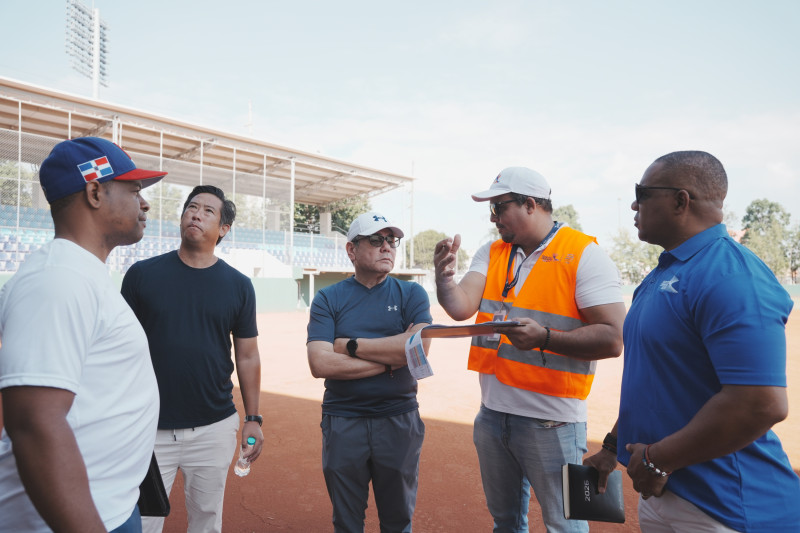 Desde la izquierda: Pedro Franco, sport manager, Miguel Kanako, director del torneo, Tommy Velázquez, delegado técnico internacional,  Miguel Herrera, de infraestructura y Yury Ramírez, road manager, durante una visita a uno de los estadios de softbol del Centro Olímpico Juan Pablo Duarte.