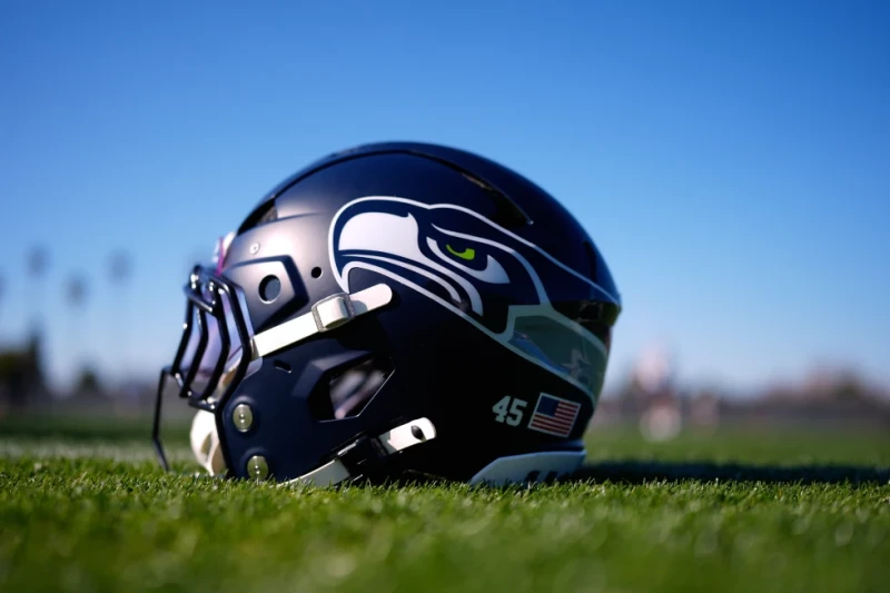 Un casco de los Seahawks de Seattle se observa durante una práctica de fútbol americano del Super Bowl de la NFL el 4 de febrero de 2026, en San José, California.