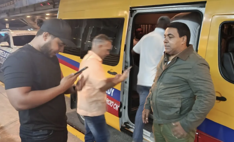 Ciudadanos abordan una de las unidades de transporte de la CNTU que operan de madrugada