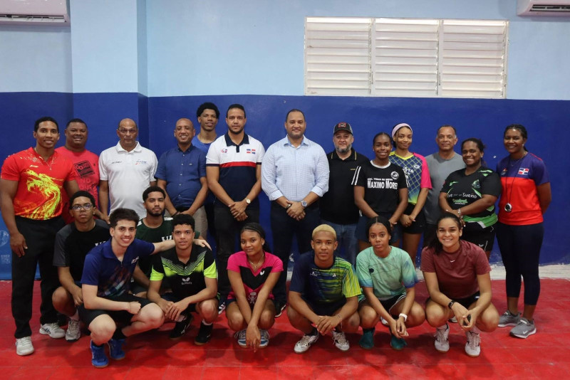 Gary Hernández, presidente de la Fedoteme, junto al alcalde de Salcedo, Juan Ramón, el cuerpo técnico y atletas de la federación .