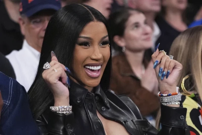 Cardi B asiste al cuarto partido de las semifinales de la Conferencia Este de los playoffs de baloncesto de la NBA entre los New York Knicks y los Boston Celtics el 12 de mayo de 2025 en Nueva York.