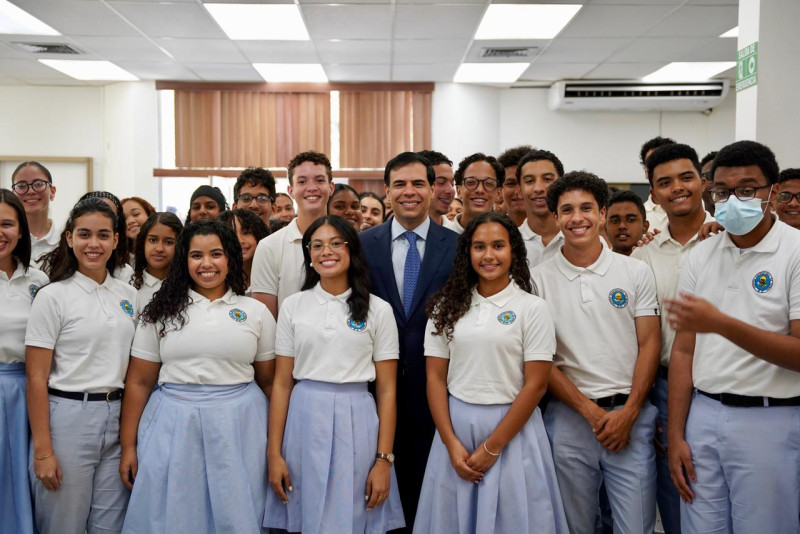 El ministro de Cultura, Roberto Ángel Salcedo, en el Centro Educacional de Bonao.