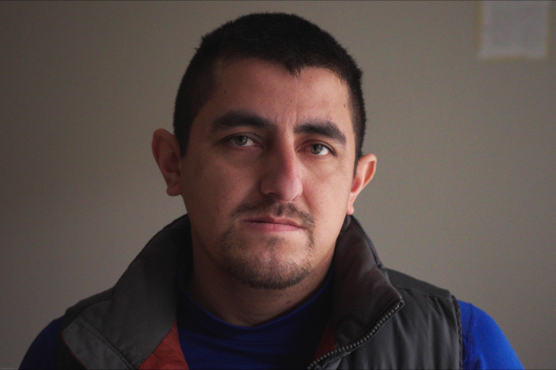 Alberto Castañeda Mondragón posa para una fotografía en un apartamento, el 4 de febrero de 2026, en St. Paul, Minnesota