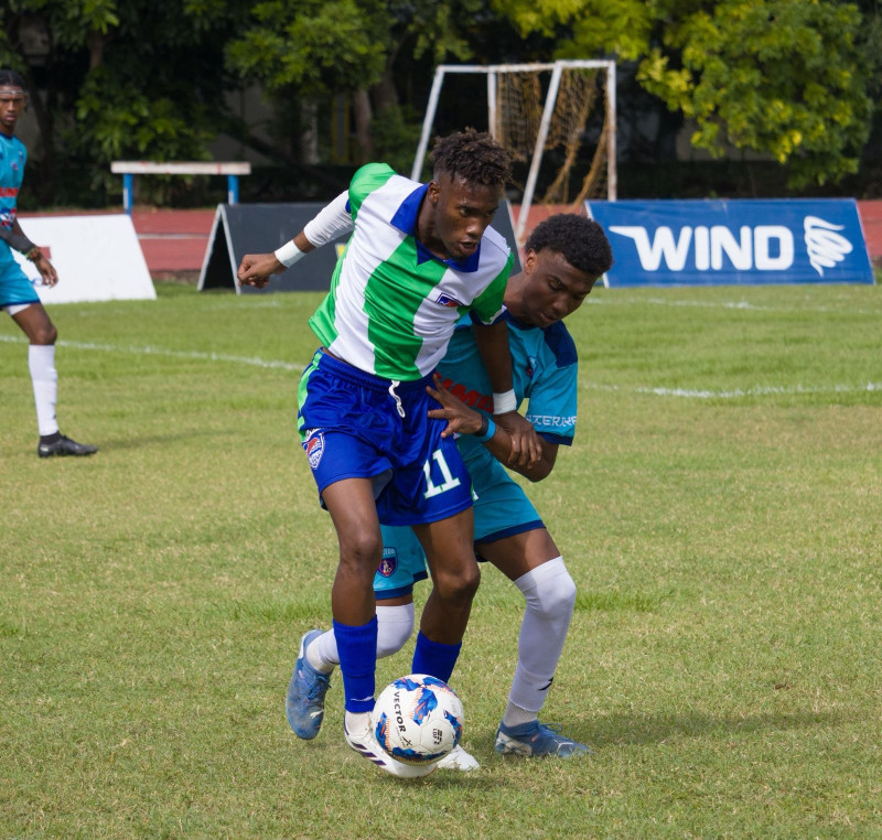 Yonier Hurdato de Delfines ante la defensa de Endry Alvarez de Salcedo