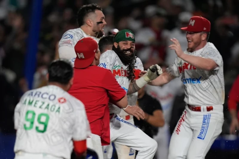 Los peloteros de México Rojo celebran luego de doblegar a México Verde en extra innings, en la final de la Serie del Caribe.