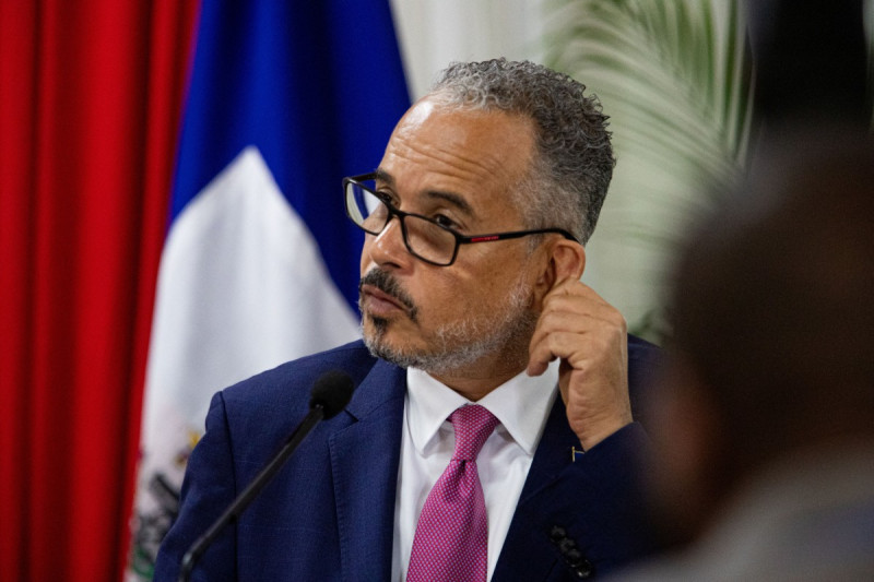 El primer ministro haitiano, Alix Didier Fils-Aime (centro), asiste a la ceremonia de fin de mandato del Consejo Presidencial de Transición (CPT) en Puerto Príncipe el 7 de febrero de 2026.