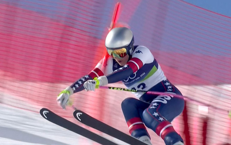 Lindsey Vonn estrellándose durante el descenso femenino en los Juegos Olímpicos de Invierno de Milán Cortina 2026 en Cortina d'Ampezzo el 8 de febrero de 2026.