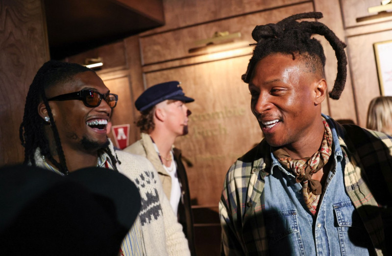 El receptor abierto de los Dallas Cowboys, CeeDee Lamb, y el receptor abierto de los Baltimore Ravens, DeAndre Hopkins (derecha), asisten a la presentación de moda de Abercrombie and Fitch para el fin de semana del Super Bowl de la NFL.