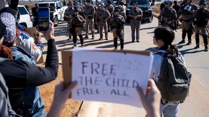 Familias migrantes denuncian encierro insalubre en Texas