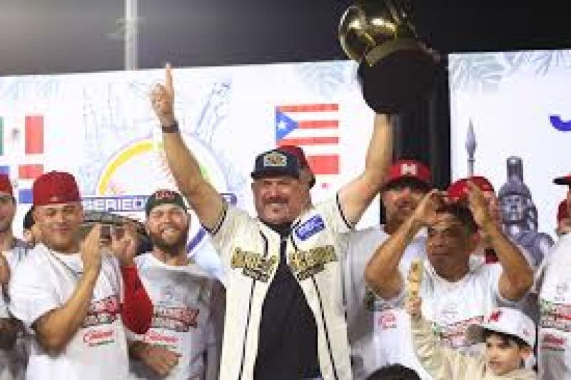 Benjamín Gil finalmente pudo levantar un trofeo que lo acredita como campeón de la Serie del Caribe.