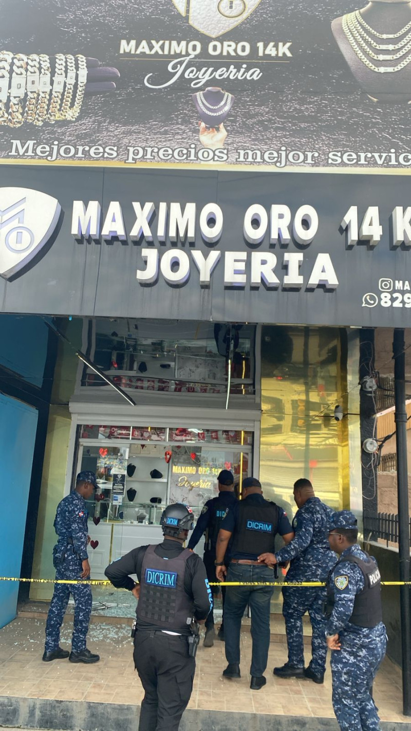 Miembros de DICRIM en la joyería Maximo Oro.