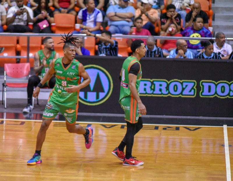 Luis Martínez, del Cupes, observa junto a Gelvis Solano durante un momento del partido frente a CDP en el torneo superior de Santiago, el 8 de febrero de 2026.