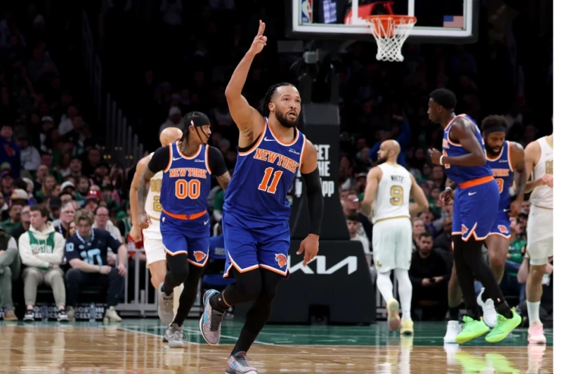 El base de los Knicks Jalen Brunson hace un gesto tras anotar un triple en el encuentro ante los Celtics el8 de febrero del 2026.