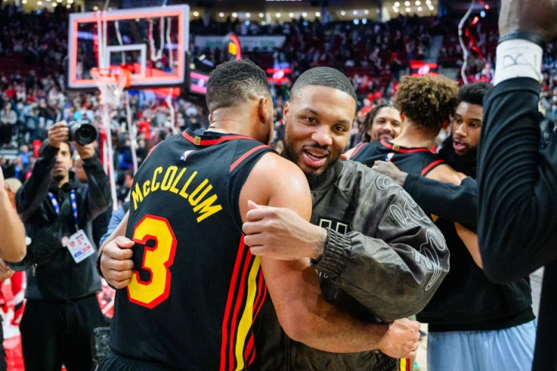 Damian Lillard, de Portland, abraza a CJ McCollum, de los Hawks, en el partido de la NBA, el 15 de enero de 2026.