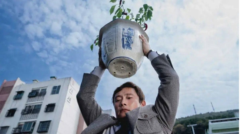 Escena de "La única opción" (No Other Choice), dirigida por el surcoreano Park Chan-wook, está basada en la novela The Ax de Donald E. Westlake.