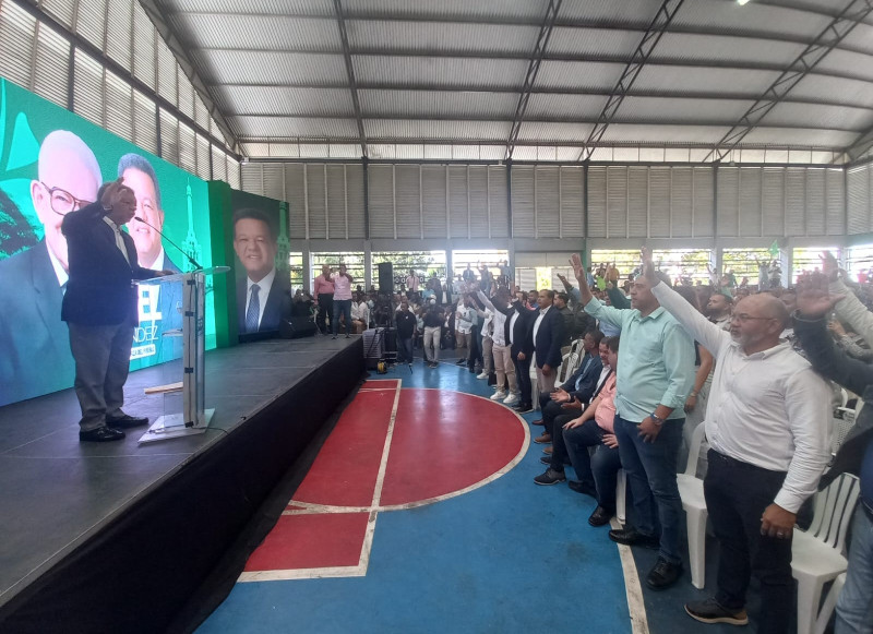 Leonel Fernández durante la toma de juramento de nuevos miembros de la Fuerza del Pueblo en Santiago.