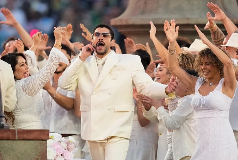 Bad Bunny actuó completamente en español en el Super Bowl 2026, ya que toda su música está grabada en ese idioma, aunque ha colaborado con artistas de habla inglesa.